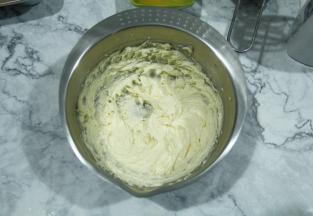 用电动打蛋器中低速，打发，打到颜色变白，蓬松，每个角落都要打到，边上的可以用刮刀刮下，打。