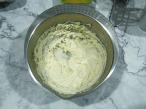 用电动打蛋器中低速，打发，打到颜色变白，蓬松，每个角落都要打到，边上的可以用刮刀刮下，打。