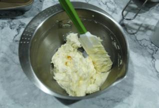 边上的用刮刀刮下。争取每个角落都要打到。