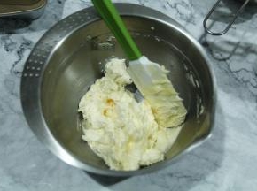 边上的用刮刀刮下。争取每个角落都要打到。