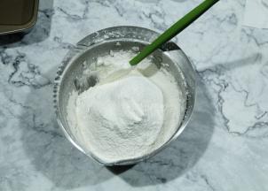 筛入奶粉和低粉混合物。