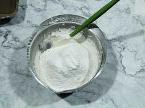 筛入奶粉和低粉混合物。