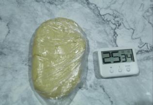 先切拌，再用刮刀往盆边按压，混匀成无干粉均匀面团。或者也可以带PVC手套，用折叠按压方式，混匀面团，不要过度按压。装入保鲜袋，放入冰箱冷藏25分钟。