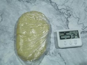 先切拌，再用刮刀往盆边按压，混匀成无干粉均匀面团。或者也可以带PVC手套，用折叠按压方式，混匀面团，不要过度按压。装入保鲜袋，放入冰箱冷藏25分钟。