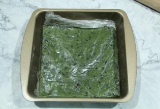 期间把抹茶红豆馅装入保鲜袋，擀面杖擀成模具大小，厚薄均匀即可。