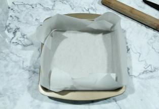 模具垫油纸，油纸四角剪开卡好，我用的固底模具，所以垫油纸比较方便取出。