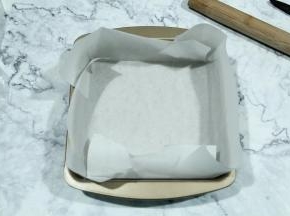 模具垫油纸，油纸四角剪开卡好，我用的固底模具，所以垫油纸比较方便取出。