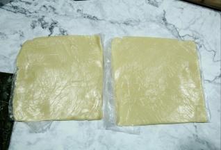 冷藏时间还有15分钟，记得预热烤箱上下190。然后到点取出面团，一分为二，直接保鲜袋里，擀成模具大小两个厚薄均匀的面片。