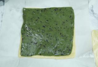 剪开保鲜袋，把一层面片扣在油纸上，再扣上馅料片。