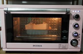 放入烤箱中下层，转上下180度，烤30分钟。