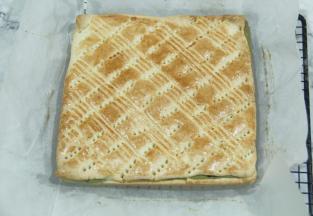 后期注意，上色太深可加盖锡纸，我的烤箱，上色正好。烤好取出，直接拎油纸到冷凉架上冷凉。