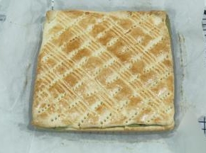 后期注意，上色太深可加盖锡纸，我的烤箱，上色正好。烤好取出，直接拎油纸到冷凉架上冷凉。