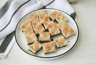 千万注意，一定要完全冷透在用锯齿刀切，锯齿刀！切小块，密封保存即可。