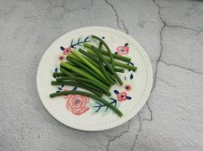 蒜苔去掉头部和尾部，然后洗干净切成适当段