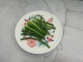 蒜苔去掉头部和尾部，然后洗干净切成适当段