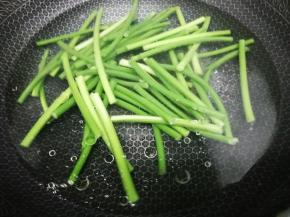 锅加入适量的水，再加入少许的盐和油烧开，然后把蒜苔放入锅中焯熟