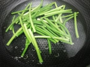 锅加入适量的水，再加入少许的盐和油烧开，然后把蒜苔放入锅中焯熟