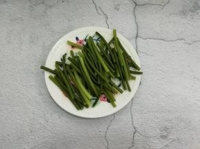 焯熟后捞出沥干水分
