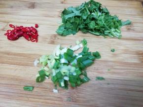 香菜，葱，小米椒洗干净切成段