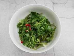 把蒜苔丝放入碗中，加入香菜，葱，小米椒