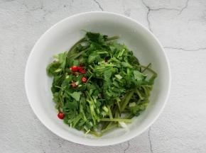 把蒜苔丝放入碗中，加入香菜，葱，小米椒