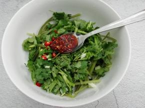 再加入辣椒油，搅拌均匀即可