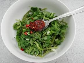 再加入辣椒油，搅拌均匀即可