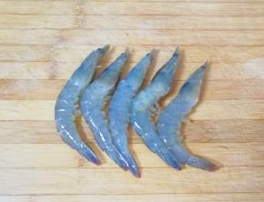 鲜虾剪去虾须虾脚，挑出虾线清洗干净。