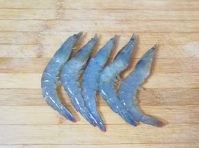 鲜虾剪去虾须虾脚，挑出虾线清洗干净。