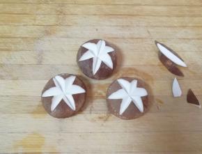 香菇刻花刀清洗干净。