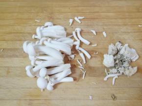 白玉菇去掉根部清洗干净。