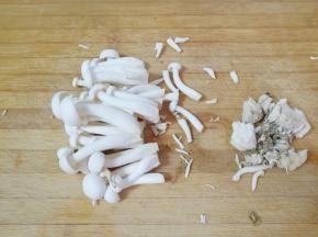 白玉菇去掉根部清洗干净。