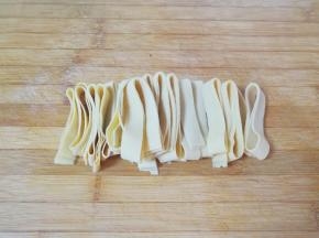 豆腐皮洗干净切成条。