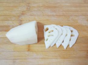 莲藕去皮洗干净切成片，用水泡上，防止莲藕变黑。