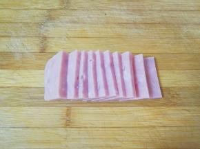 午餐肉切成厚一点的片。