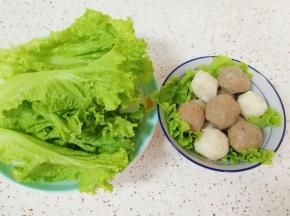 准备好火锅丸子，生菜清洗干净。
