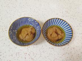 准备好一包芝麻酱口味的火锅蘸料，分装在小碗里，根据自己的口味加入加入生抽、香油和醋，搅拌均匀。