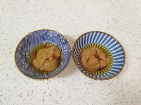 准备好一包芝麻酱口味的火锅蘸料，分装在小碗里，根据自己的口味加入加入生抽、香油和醋，搅拌均匀。