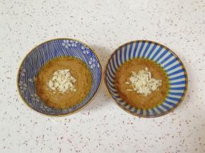 加入自己喜欢的果仁，火锅蘸料就做好了。