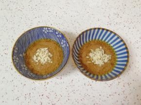 加入自己喜欢的果仁，火锅蘸料就做好了。