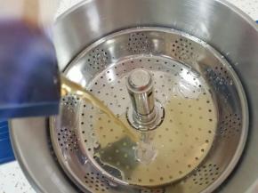 臻米智能升降火锅里面加入浓缩鸡汤。