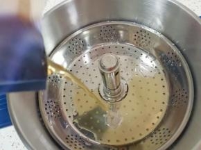 臻米智能升降火锅里面加入浓缩鸡汤。