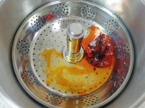 放入麻辣火锅底料。