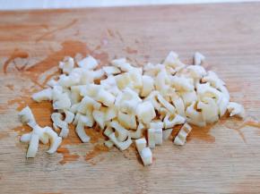 莲藕去皮，洗干净，切丁。