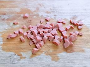 香肠切丁。