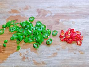 红绿辣椒洗干净切丁，大蒜去皮切碎。