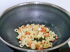 起油锅，加入蒜末超出香味，再加入藕丁与香肠丁煸炒。