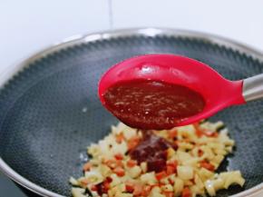 加入香其酱，因为香其酱本来就是咸的，所以我没有加盐。(如果没有香其酱，用豆瓣酱也可以)