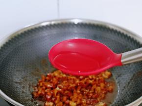 加入一汤勺纯净水，无需太多，小火焖炒2分钟。