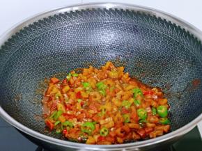 再加入切好的红绿辣椒段，翻炒1分钟，关火盛出。